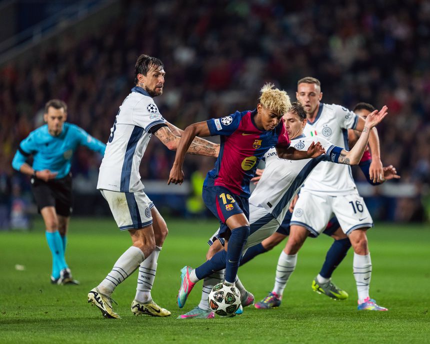 Lamine Yamal passando por três jogadores do Inter no jogo da primeira mão das meias-finais (Foto: IMAGO)