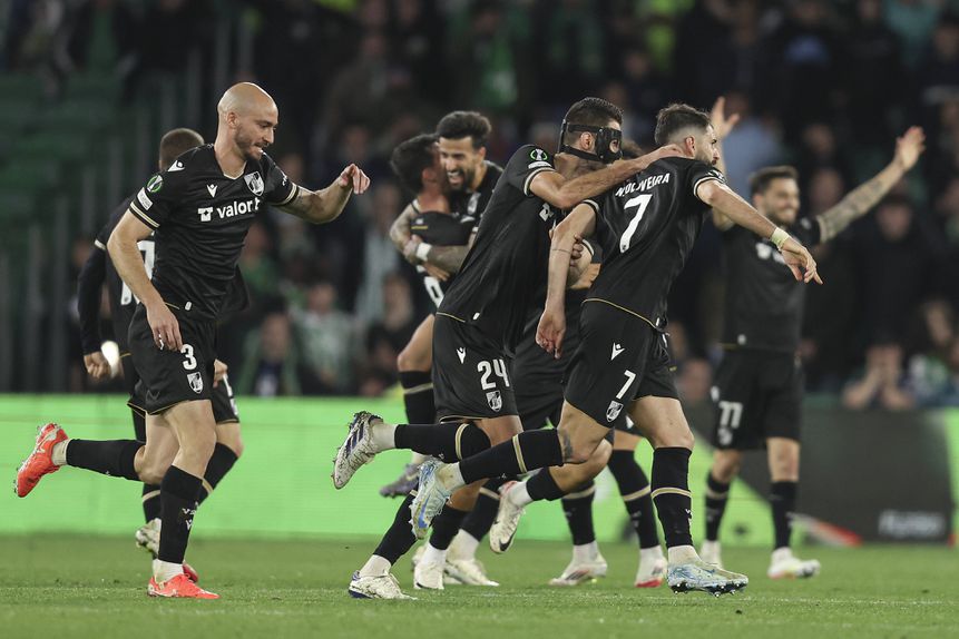Festa dos jogadores do Vitória Sport Clube após um dos golos do empate a dois golos em casa do Betis para a Liga Conferência