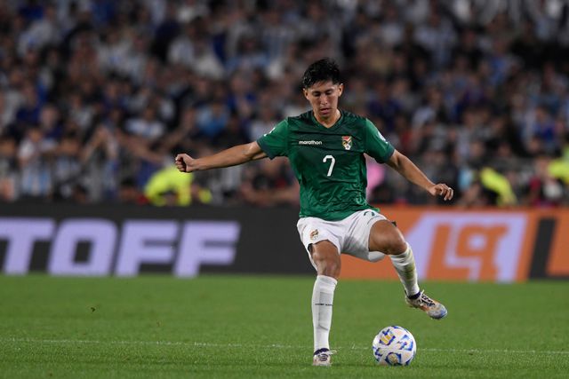 Miguelito a representar a Bolívia em confronto com a Argentina