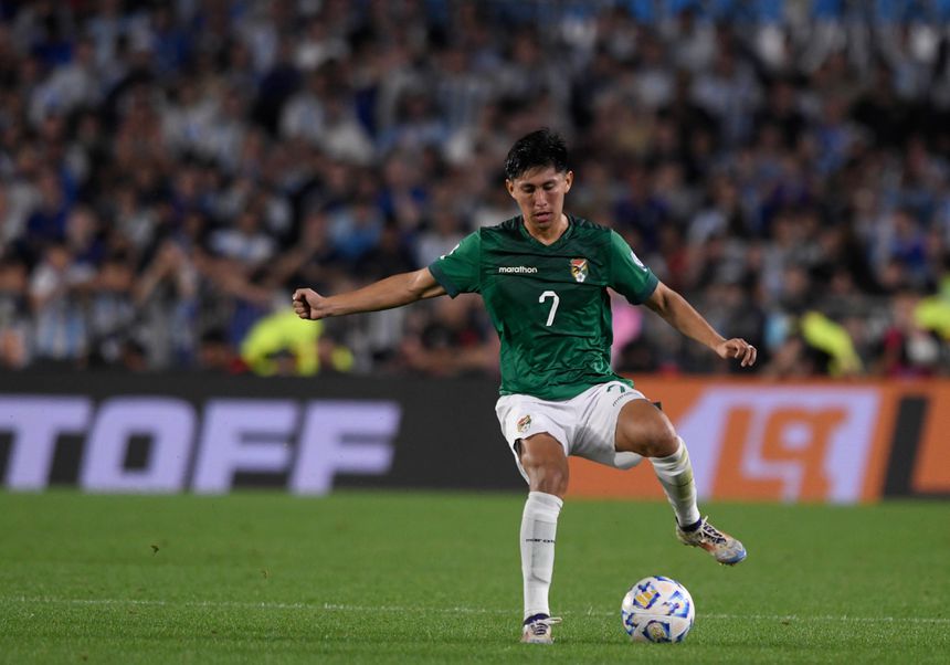 Miguelito a representar a Bolívia em confronto com a Argentina