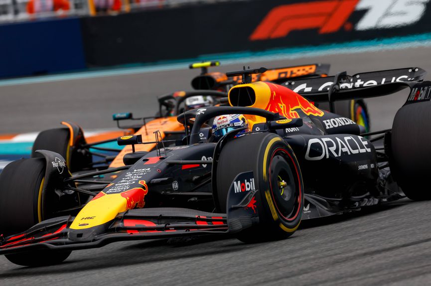 Verstappen e Norris a lutarem pelo segundo lugar no GP de Miami