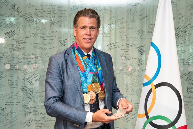 Campeão olímpico recebe réplicas de medalhas que perdeu nos incêndios de LA