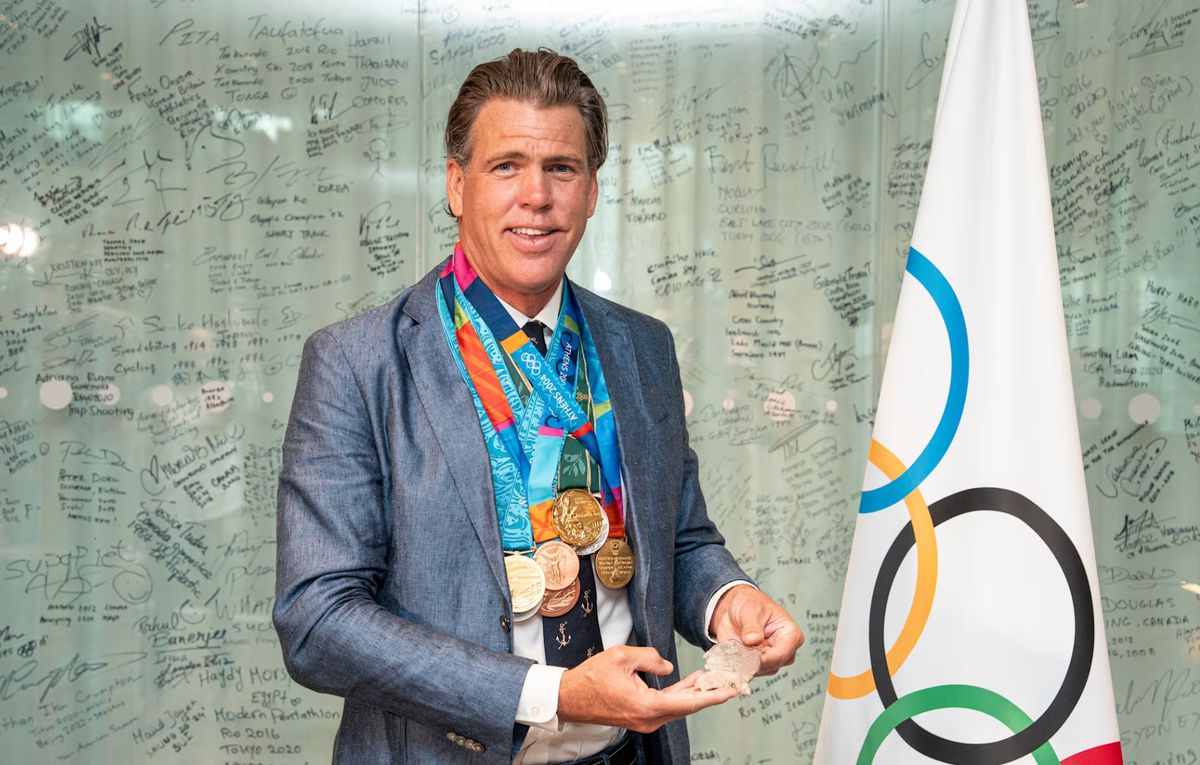 Campeão olímpico recebe réplicas de medalhas que perdeu nos incêndios de LA