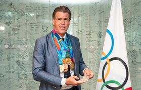 Campeão olímpico recebe réplicas de medalhas que perdeu nos incêndios de LA