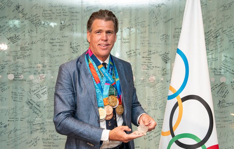 Campeão olímpico recebe réplicas de medalhas que perdeu nos incêndios de LA