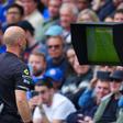 Eliminar o VAR não é a solução. O equilíbrio deverá ser atingido aumentando as decisões tomadas pela tecnologia: linha de golo e fora de jogo — Foto: IMAGO