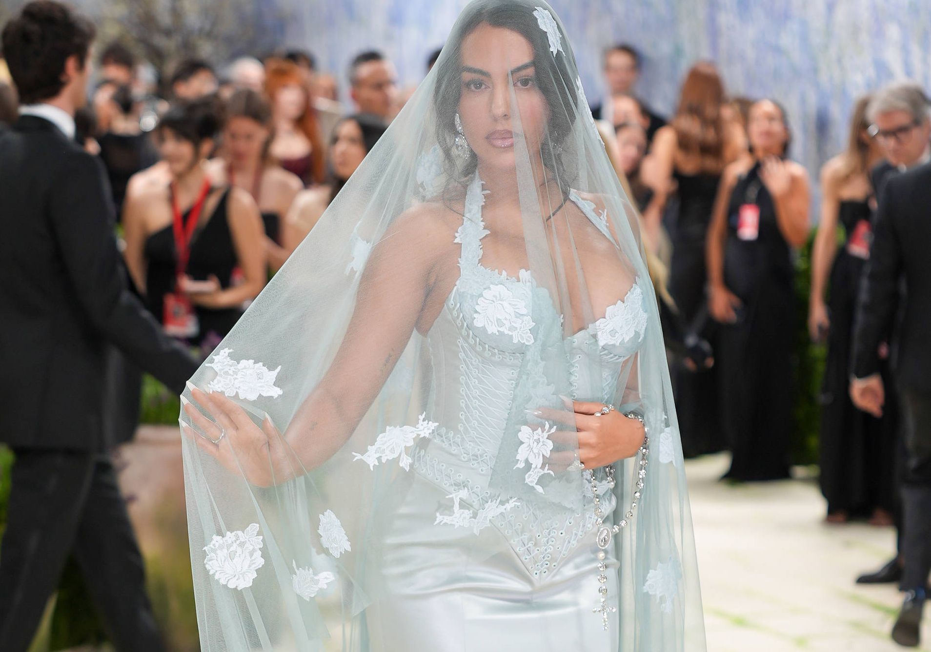 Georgina no Met Gala inspirada em devoção a Fátima