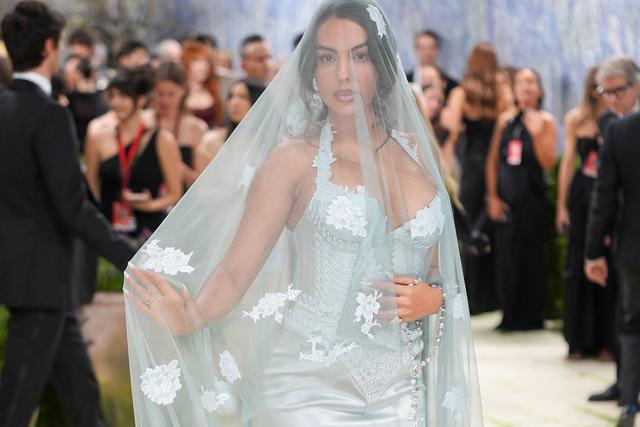 Georgina no Met Gala inspirada em devoção a Fátima