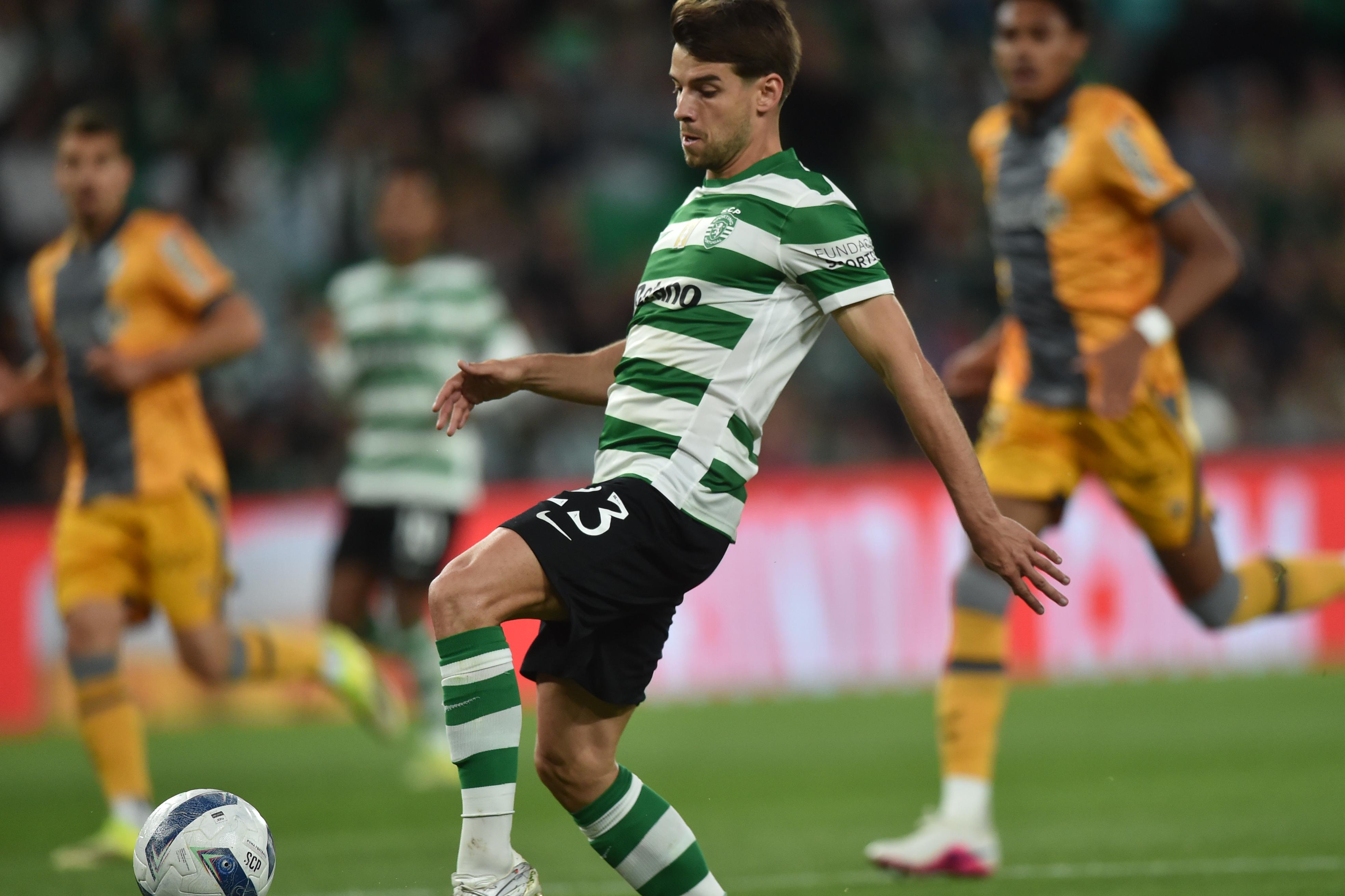 O momento em que Daniel Bragança vai picar a bola por cima de Charles (Foto Miguel Nunes)