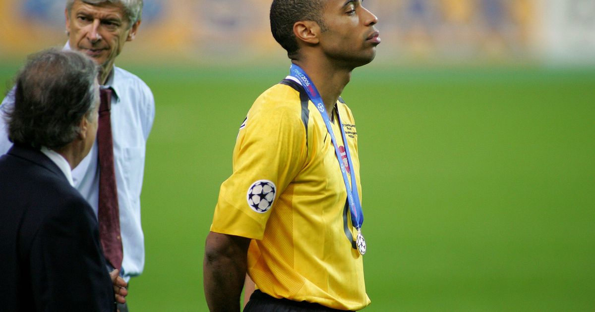 Vermelho, esperança e herói improvável: 20 anos depois, Arsenal volta a sonhar
