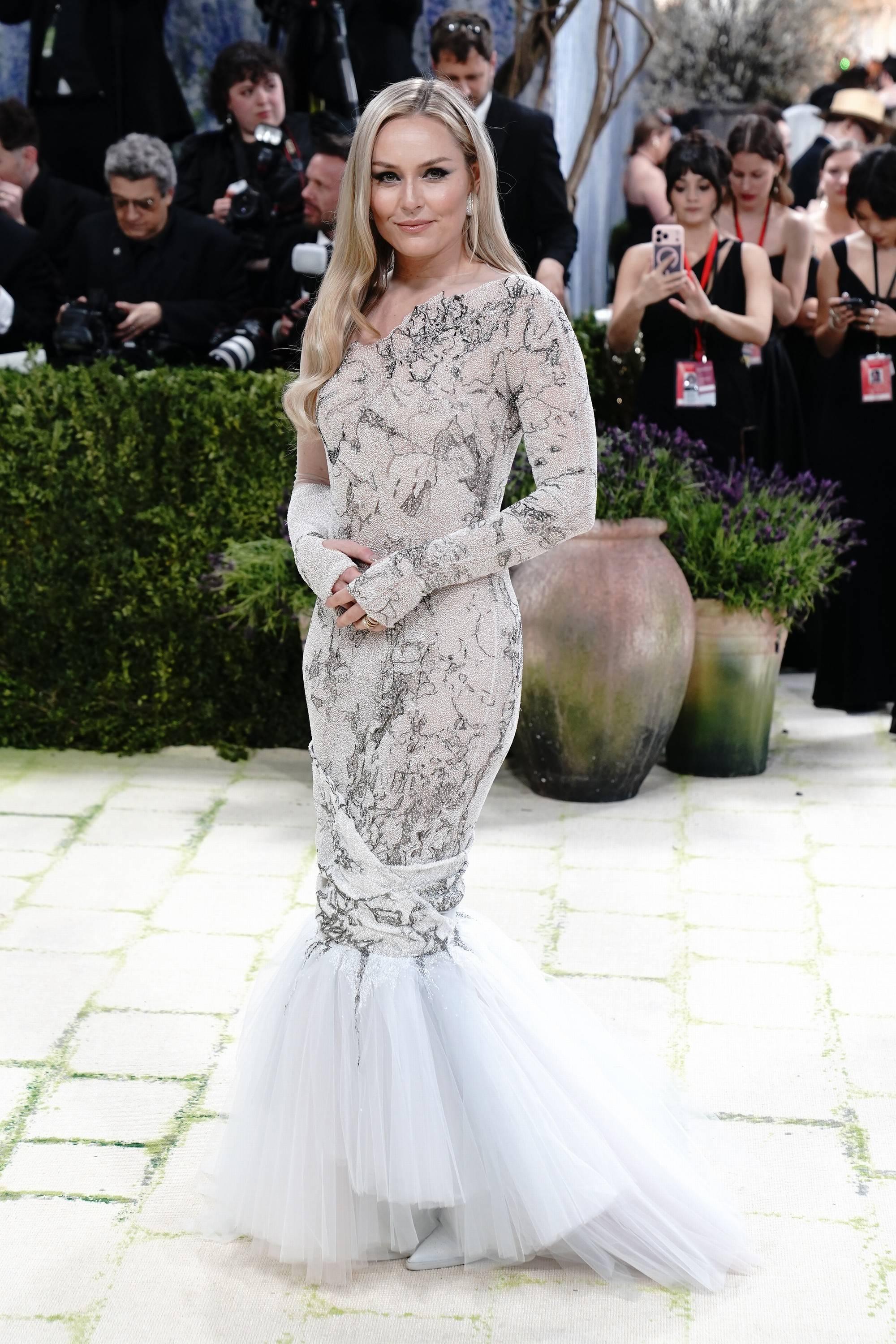 Lindsey Vonn na Met Gala: deixou as muletas e levou apenas uma bengala. Prometeu que iria a pé após grave queda nos JO em fevereiro com fratura complexa da perna  - foto: Imago
