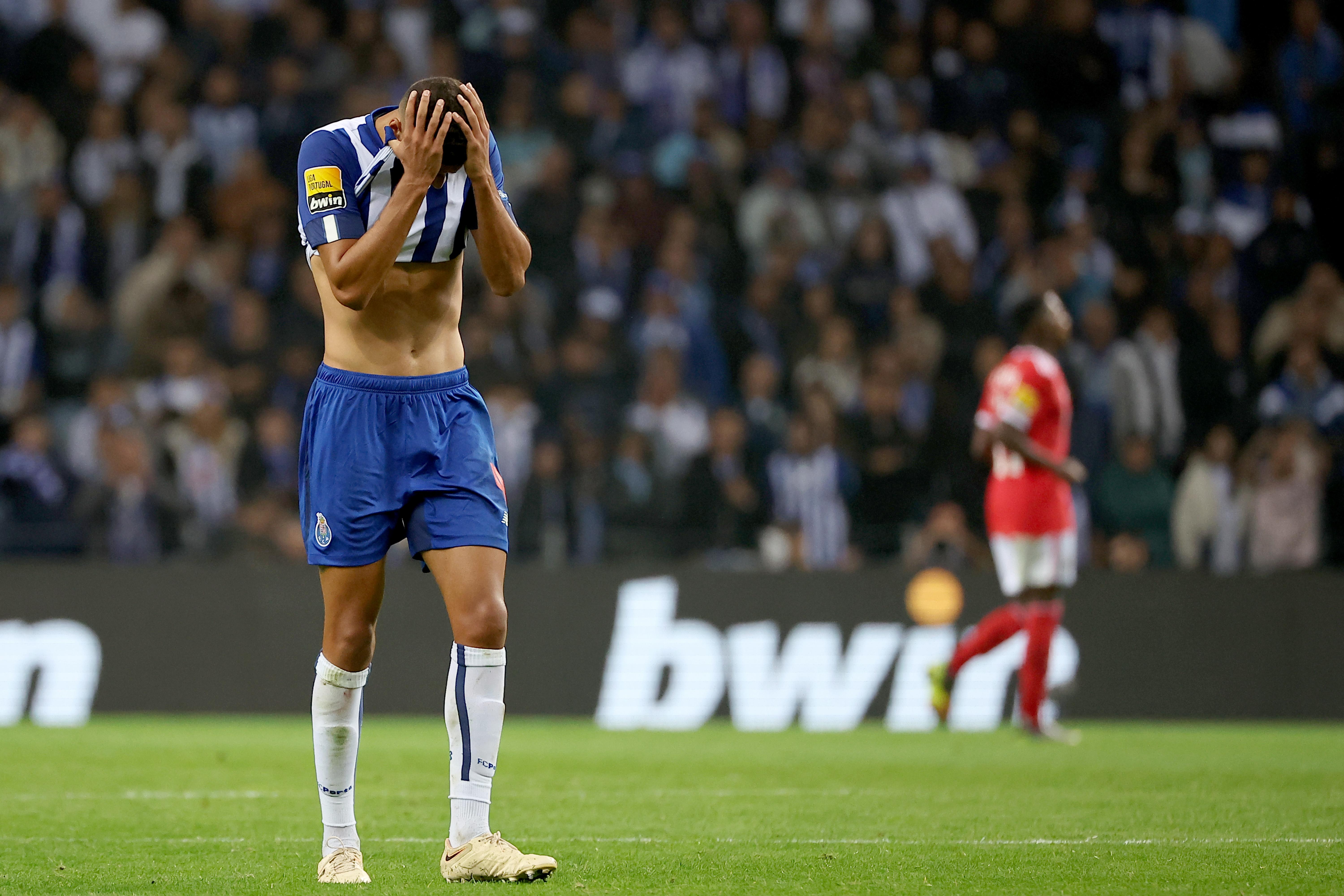 1 - David Carmo ainda goza do estatuto de central mais caro da história do FC Porto. O internacional angolano representou um investimento de €20,28 milhões, vindo do SC Braga (Foto: A BOLA)