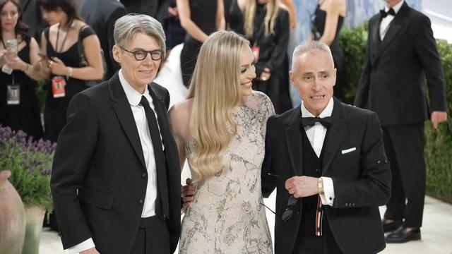 Nem cadeira de rodas nem muletas: Lindsey Vonn deslumbra na Met Gala