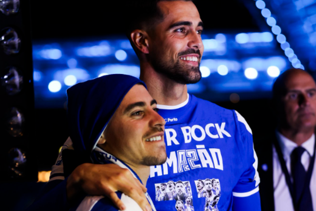 Vasco Sousa com Diogo Costa na festa do título dos dragões - Foto: FC PORTO