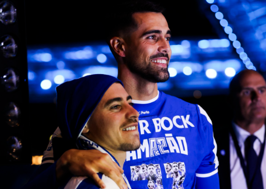 Vasco Sousa com Diogo Costa na festa do título dos dragões - Foto: FC PORTO