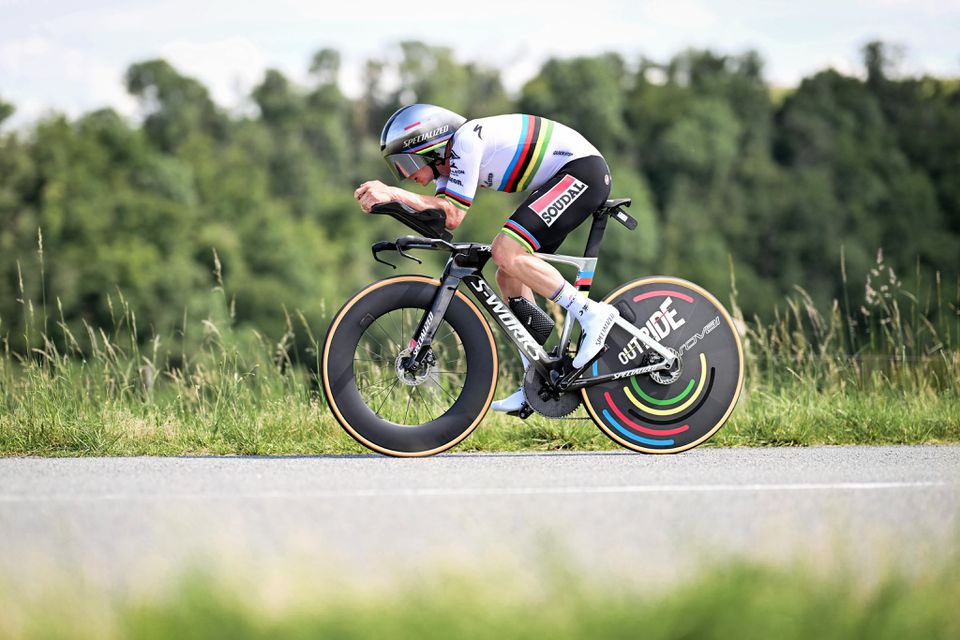 Evenepoel impõe a lei do arco-íris no contrarrelógio do Dauphiné