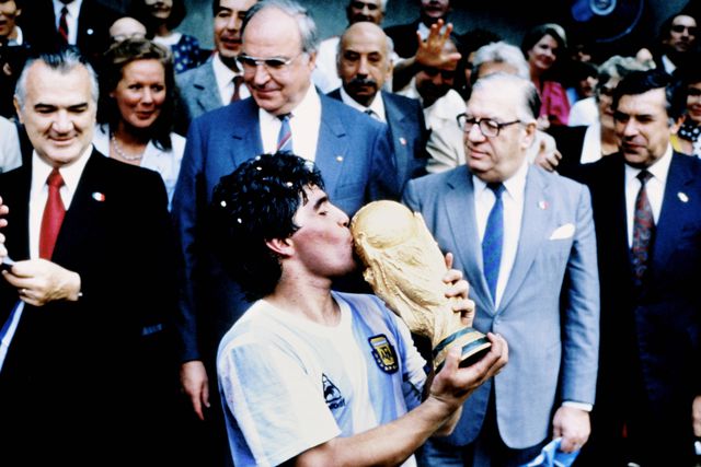 Tribunal proíbe leilão da Bola de Ouro de Maradona