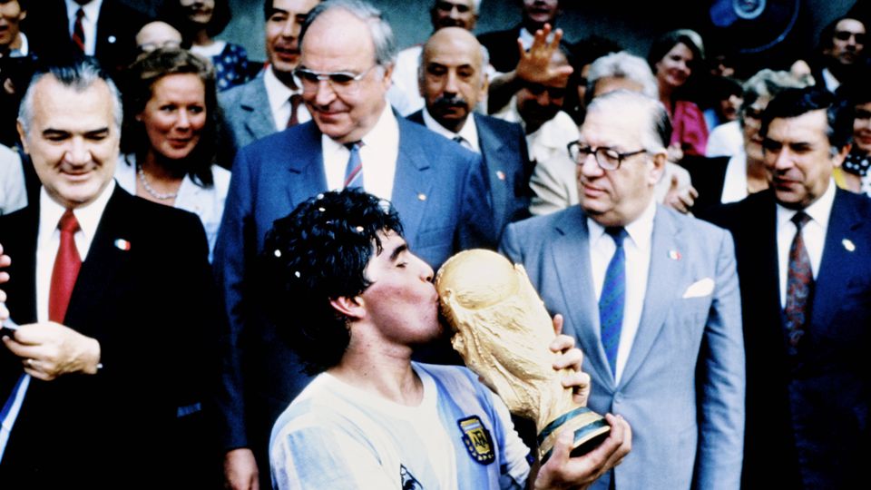 Tribunal proíbe leilão da Bola de Ouro de Maradona