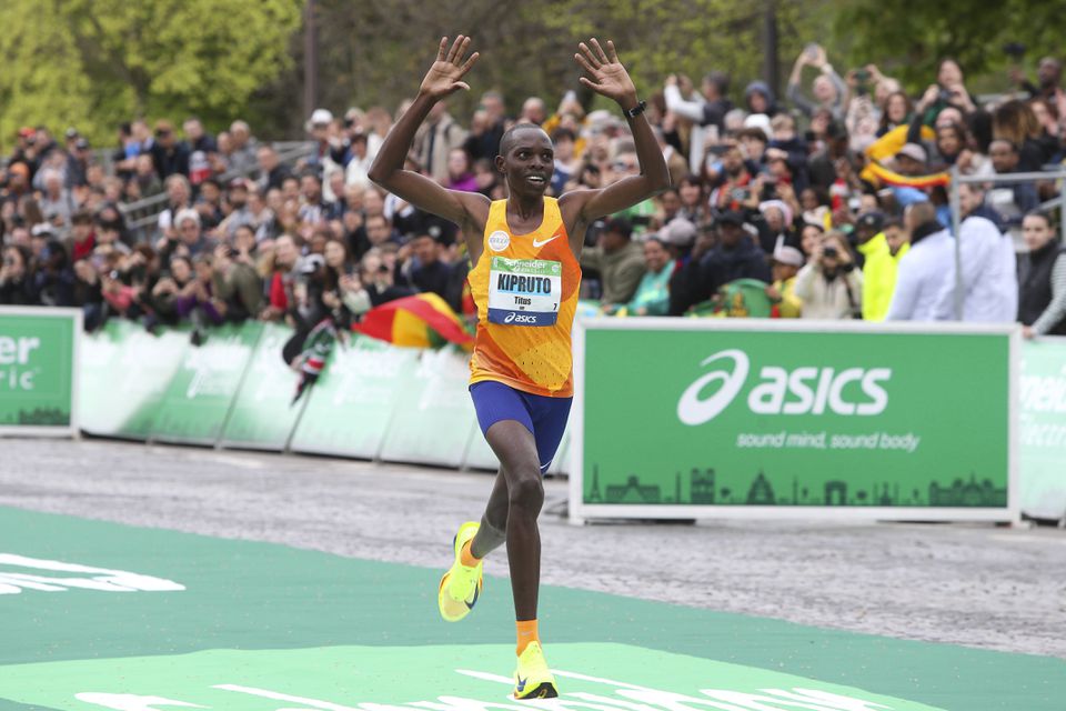 Recordista mundial de 10 mil metros suspenso seis anos por doping