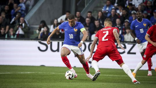 Mbappé feliz dá vitória à seleção francesa
