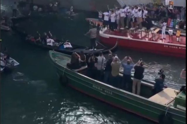 Vídeo: Veneza volta a celebrar subida à Serie A com passeio especial