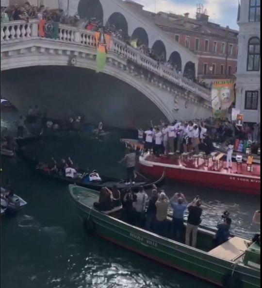 Vídeo: Veneza volta a celebrar subida à Serie A com passeio especial