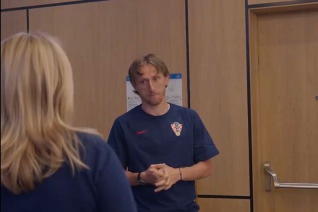 Vídeos: Modric recebido na seleção com hino da Champions... e bolo