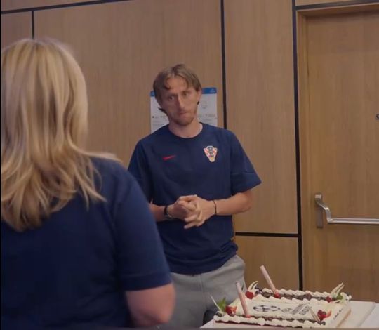 Vídeos: Modric recebido na seleção com hino da Champions... e bolo