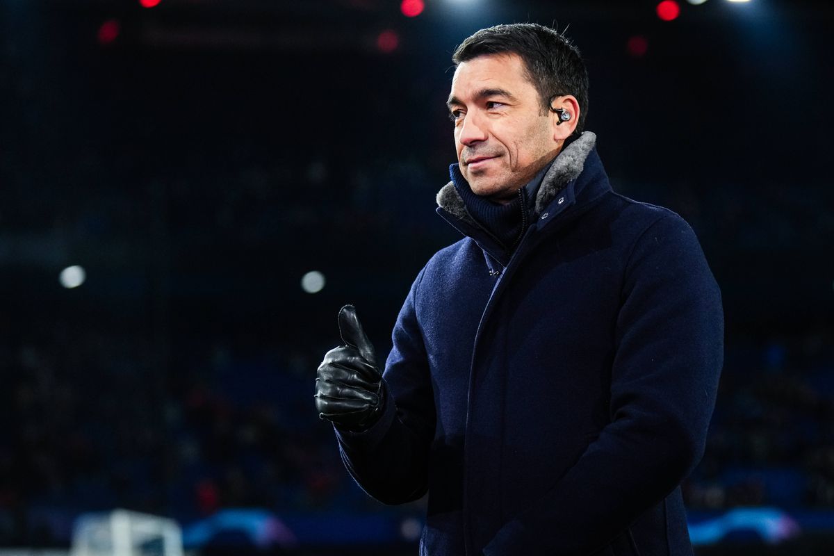 Van Bronckhorst deixa de ser treinador principal para ser adjunto no Liverpool