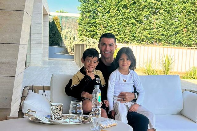Gémeos de Cristiano Ronaldo celebram aniversário e há uma camisola que salta à vista