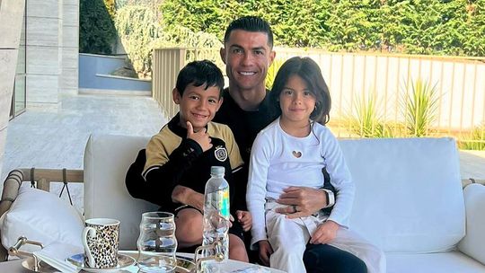 Gémeos de Cristiano Ronaldo celebram aniversário e há uma camisola que salta à vista