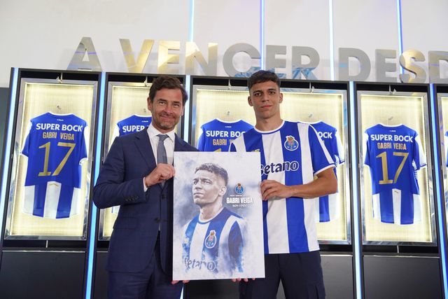 Líder azul e branco não escondeu a sua felicidade por ter garantido a contratação do médio espanhol (Foto: FC Porto)