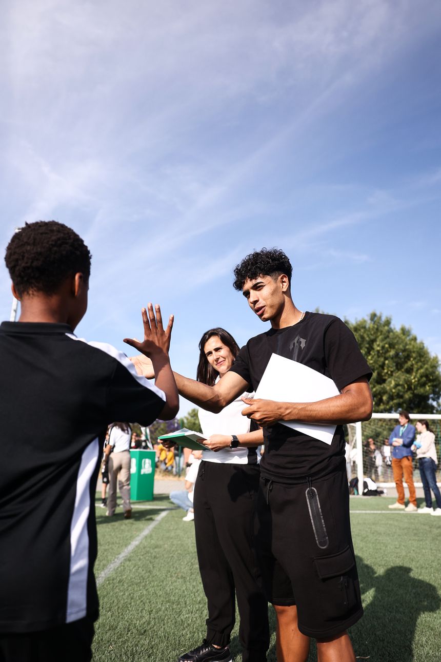 João Simões a cumprimentar jovens atletas leoninos