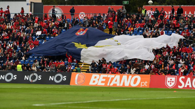 Estádio do Santa Clara precisa de sofrer algumas alterações
