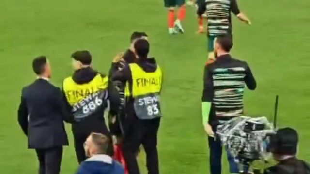 Quando está Cristiano, até os stewards têm de ser... retirados