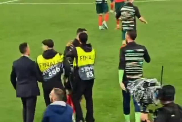 Quando está Cristiano, até os stewards têm de ser... retirados