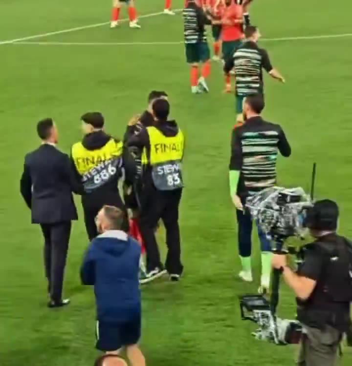 Quando está Cristiano, até os stewards têm de ser... retirados