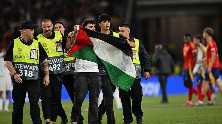Espanha-França: adepto invadiu relvado com a bandeira da Palestina