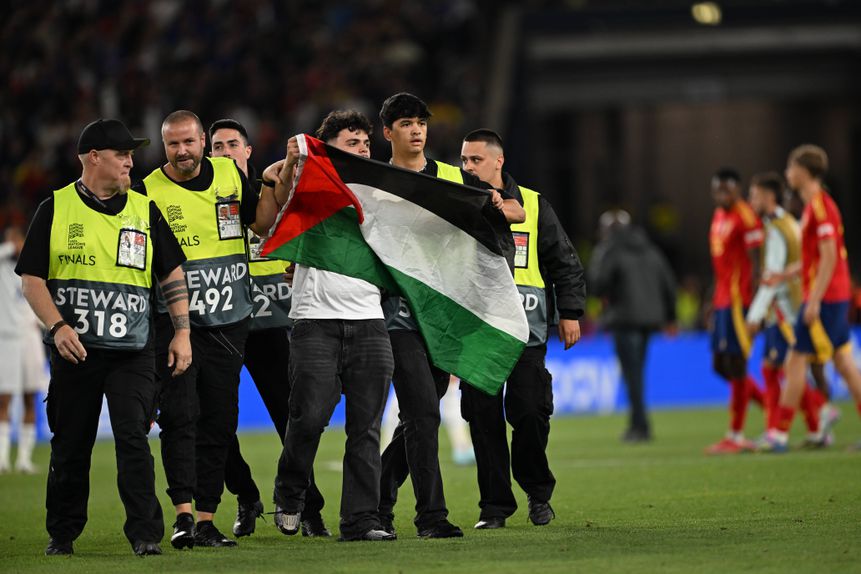 Adepto invadiu o relvado com a bandeira da Palestina