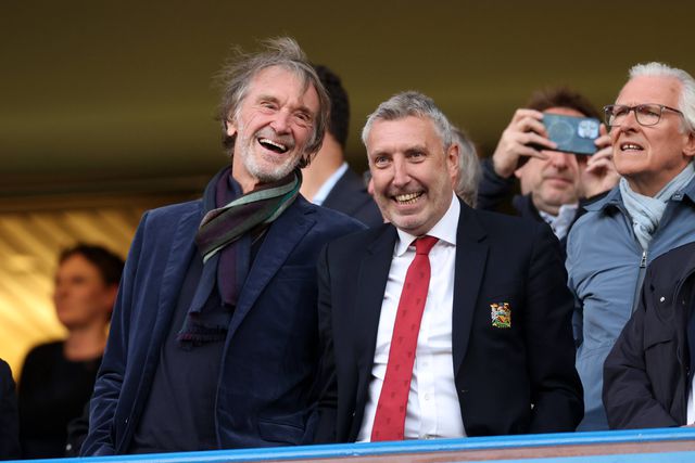 Jim Ratcliffe e Jason Wilcox durante o jogo com o Chelsea em Stamford Bridge