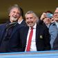 Jim Ratcliffe e Jason Wilcox durante o jogo com o Chelsea em Stamford Bridge