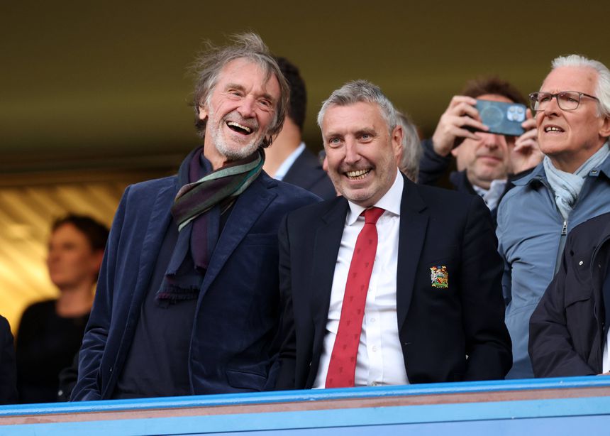 Jim Ratcliffe e Jason Wilcox durante o jogo com o Chelsea em Stamford Bridge