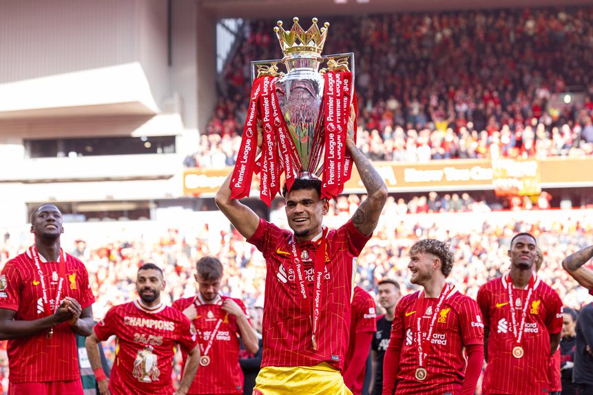 Luis Díaz com o troféu da Premier League