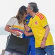 Gustavo Petro, presidente da Colômbia, e a filha Antonella, após o encontro com a seleção