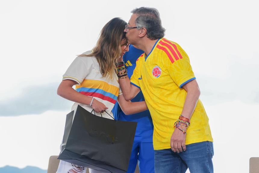 Gustavo Petro, presidente da Colômbia, e a filha Antonella, após o encontro com a seleção
