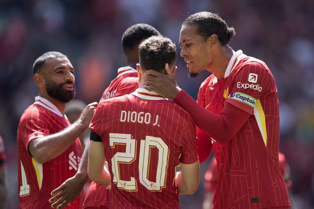 Virgil van Dijk era o capitão de Diogo Jota no Liverpool