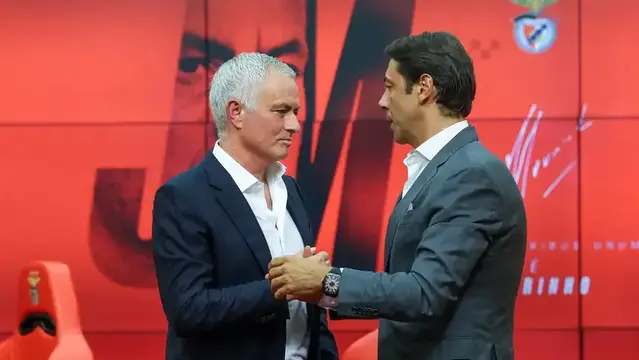 José Mourinho e Rui Costa quando o técnico assinou pelo Benfica - Foto: José Sena Goulão/Lusa