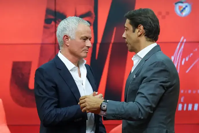 José Mourinho e Rui Costa quando o técnico assinou pelo Benfica - Foto: José Sena Goulão/Lusa