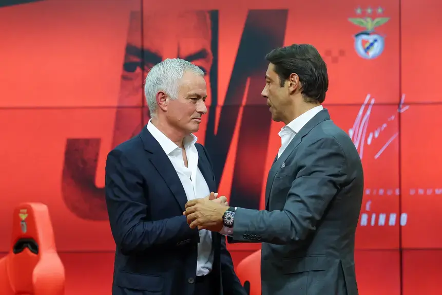 José Mourinho e Rui Costa quando o técnico assinou pelo Benfica - Foto: José Sena Goulão/Lusa