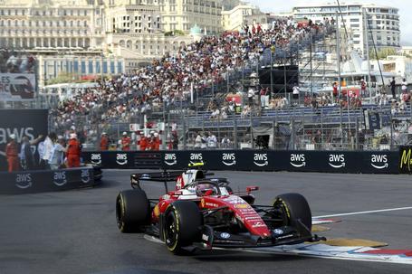 Ferrari inverte hierarquia, mas continua a dominar, com Verstappen perto